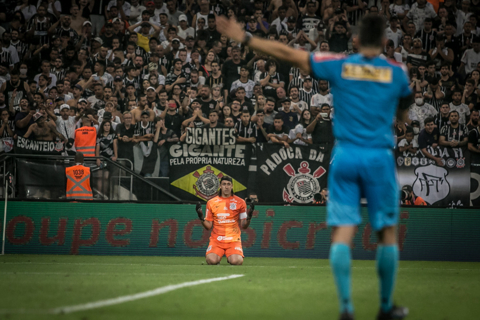 Cssio durante a cobrana de penalidades que decidiu a vaga para o Corinthians