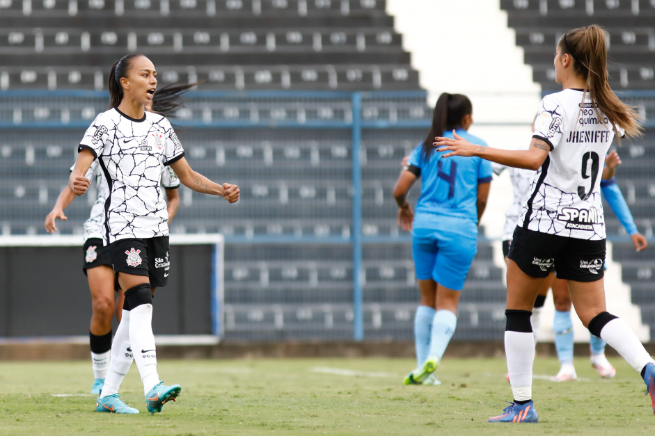 Adriana e Jheniffer comemoram terceiro gol do Corinthians