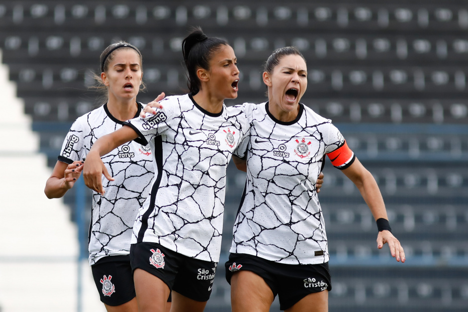 Jheniffer, Jaqueline e Gabi Zanotti em comemorao do primeiro gol do Corinthians