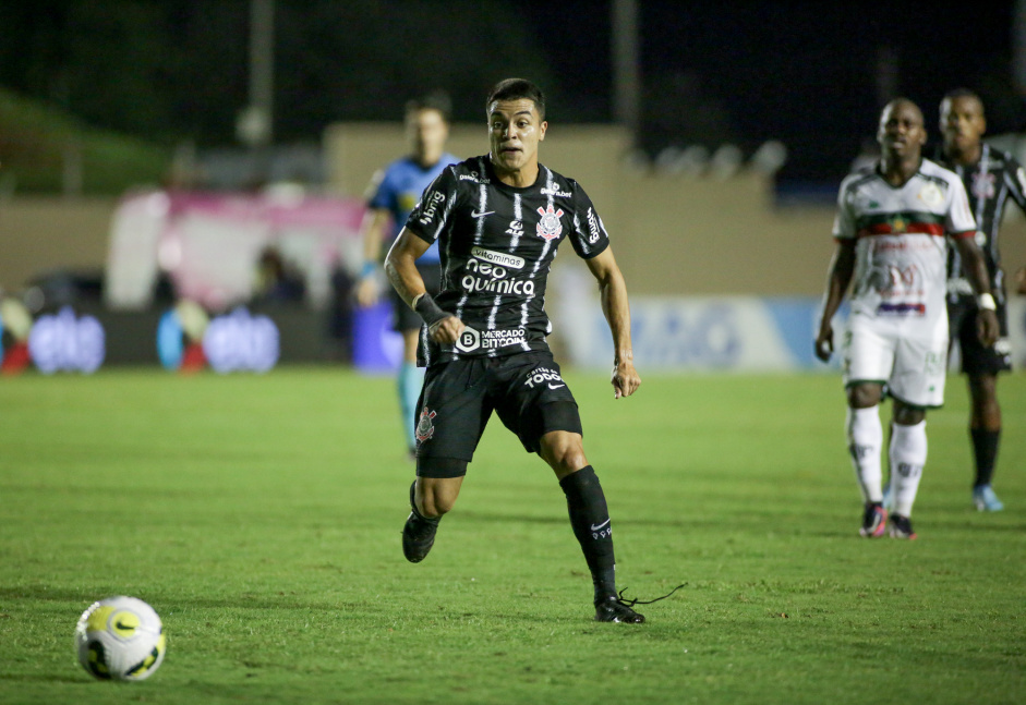 Volante Roni foi titular do Corinthians em estreia na Copa do Brasil
