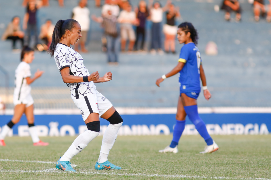 Adriana em jogo contra o So Jos pelo Campeonato Brasileiro Feminino 2022