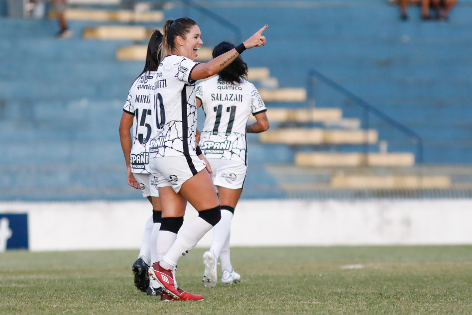Gabi Zanotti  e Salazar em jogo contra o So Jos pelo Campeonato Brasileiro Feminino 2022
