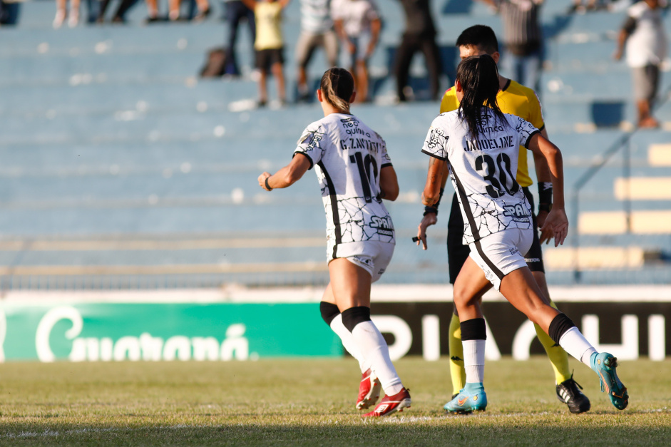 Jaqueline e Gabi Zanotti em jogo contra o So Jos pelo Campeonato Brasileiro Feminino 2022