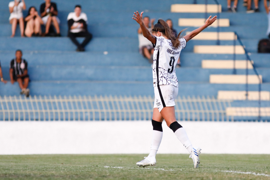 Jheniffer na vitria do Corinthians contra o So Jos pelo Campeonato Brasileiro Feminino 2022