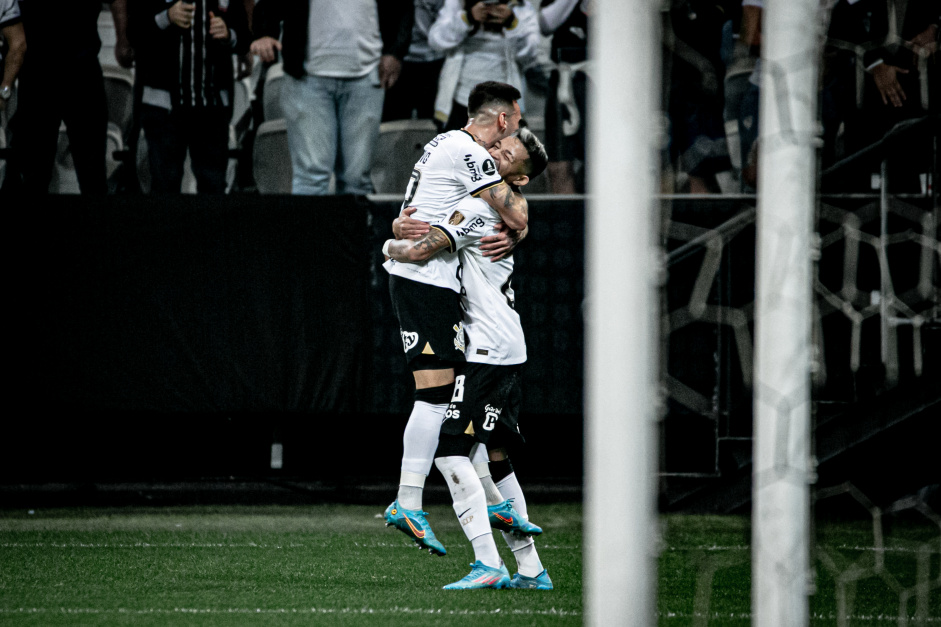 Adson e Gustavo Mosquito comemoram o gol do Corinthians contra o Always Ready
