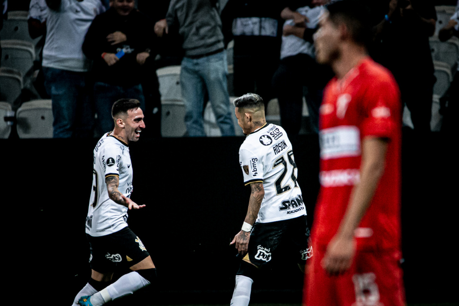 Adson e Gustavo Mosquito comemoram o gol do Corinthians