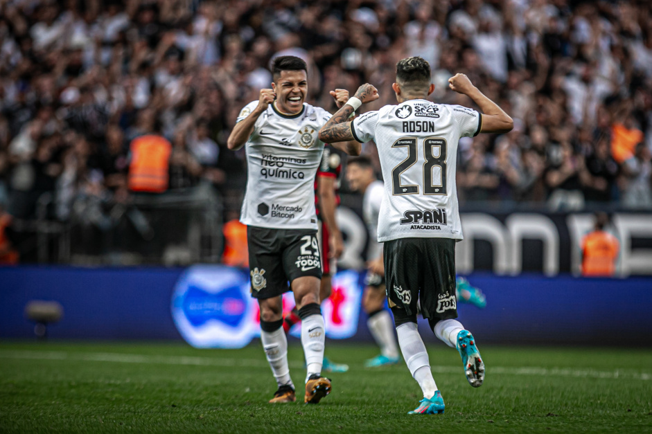 Adson e Roni em comemorao de gol do Corinthians