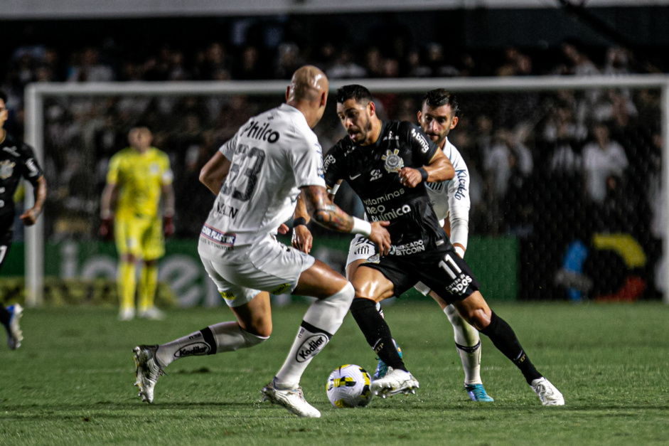 Giuliano faz jogada durante o duelo entre Corinthians e Santos, na Vila