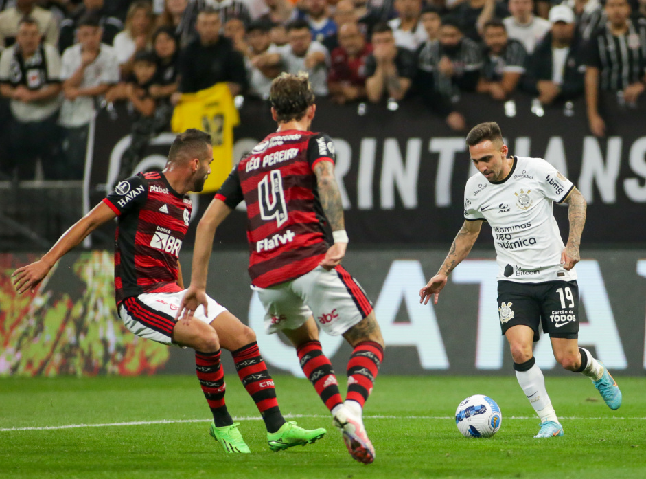 Gustavo Silva tenta o drible contra a marcao do Flamengo