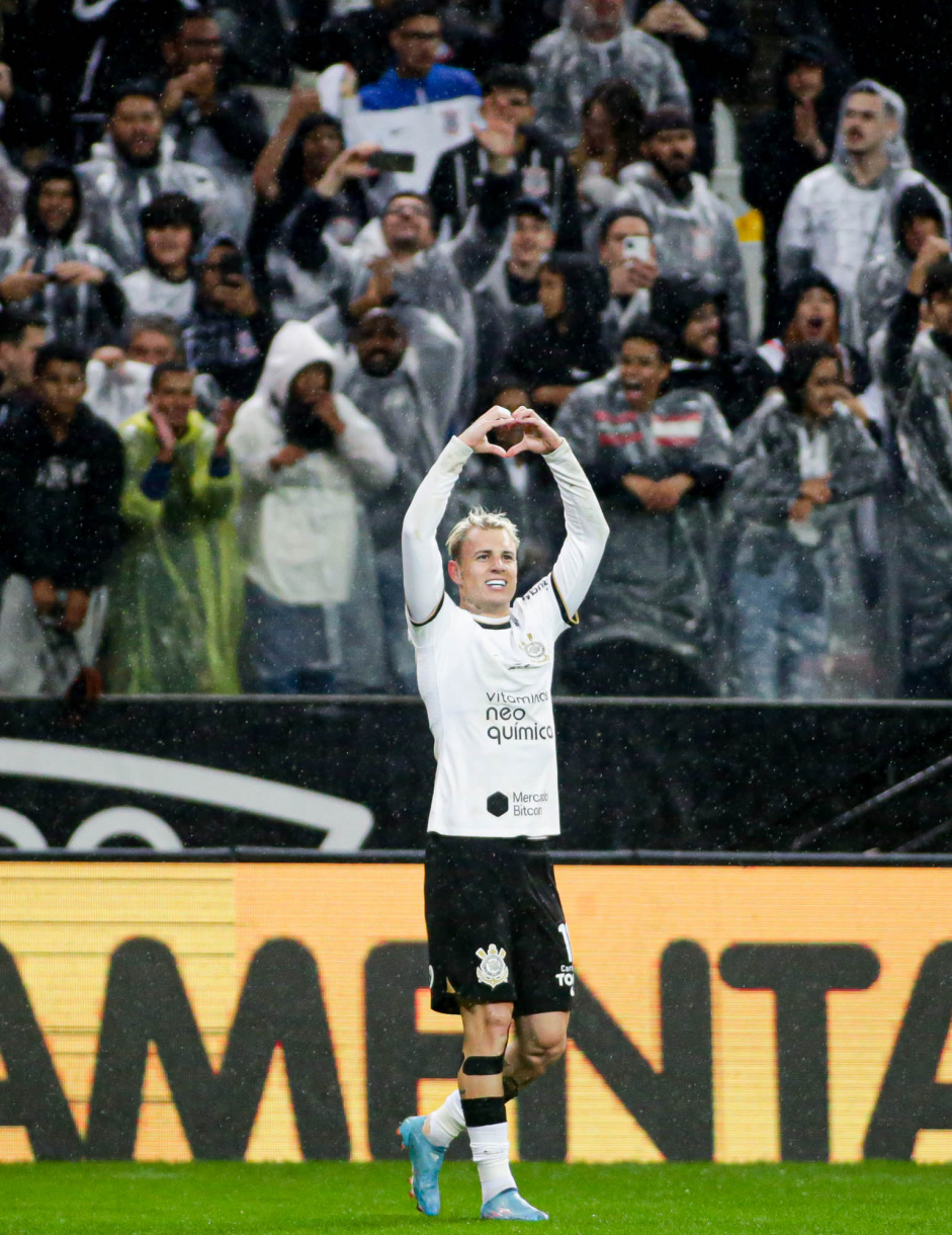 Rger Guedes marcou o primeiro gol do Corinthians contra o Atltico-GO