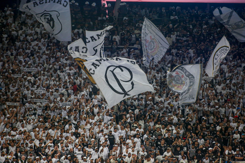 Torcida do Corinthians durante jogo de ida da final da Copa do Brasil