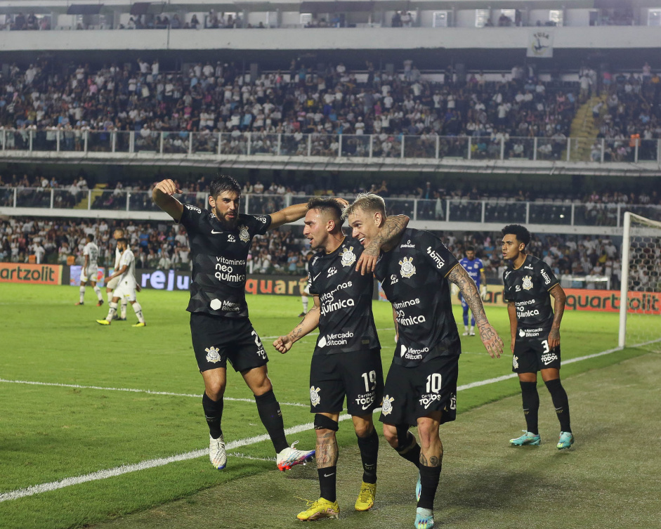 Rger Guedes, Bruno Mndez e Gustavo Silva celebrando o gol marcado pelo camisa 10 na Vila Belmiro
