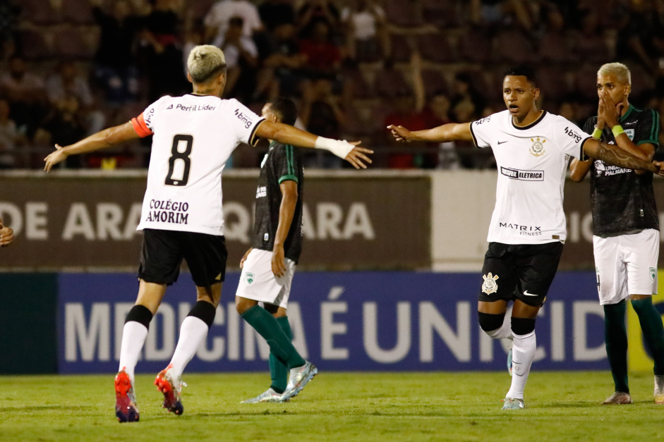 Matheus Arajo e Arthur Sousa festejando o primeiro gol marcado do Timozinho na Copinha 2023