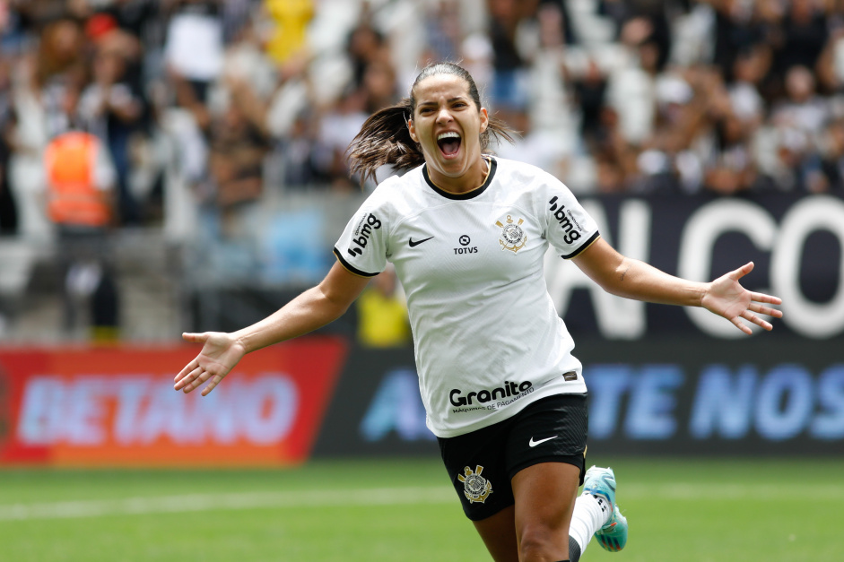 Millene comemorando o tento marcado na final da Supercopa do Brasil Feminina