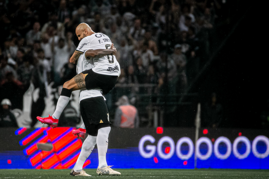 Fbio Santos abraa Gil  em empate do Corinthians contra o Palmeiras no Paulista