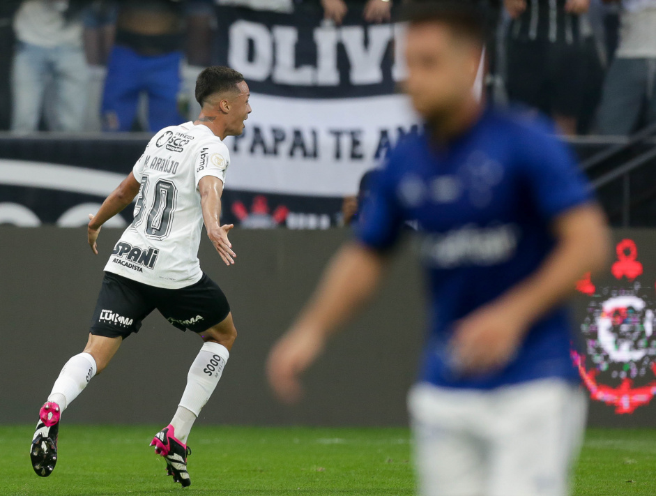 Matheus Arajo vibra ao marcar primeiro gol no profissional
