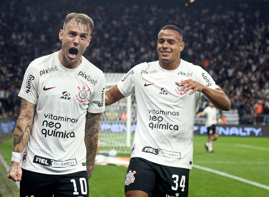 Rger Guedes e Murillo comemoram gol contra o Remo