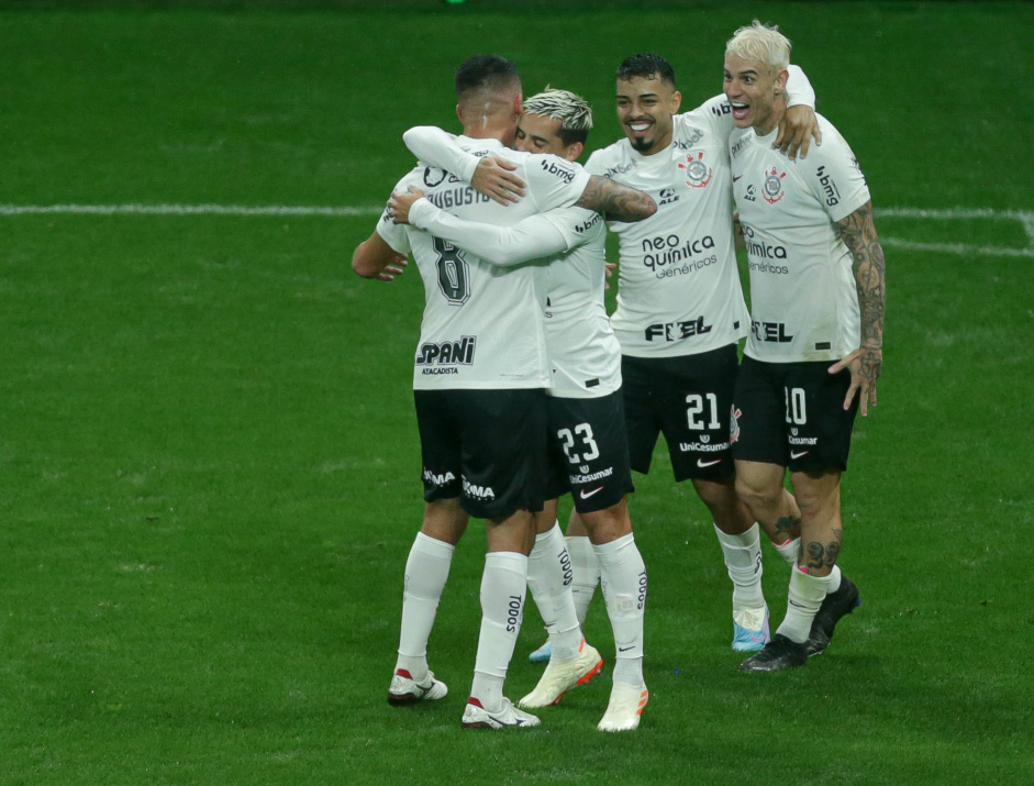 Renato Augusto, Fagner, Bidu e Rger Guedes comemoram vitria contra o Fluminense
