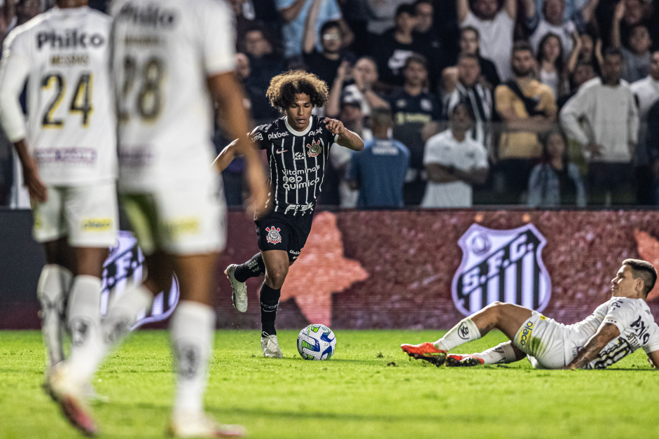 Guilherme Biro aps aplicar drible sobre jogador do Santos