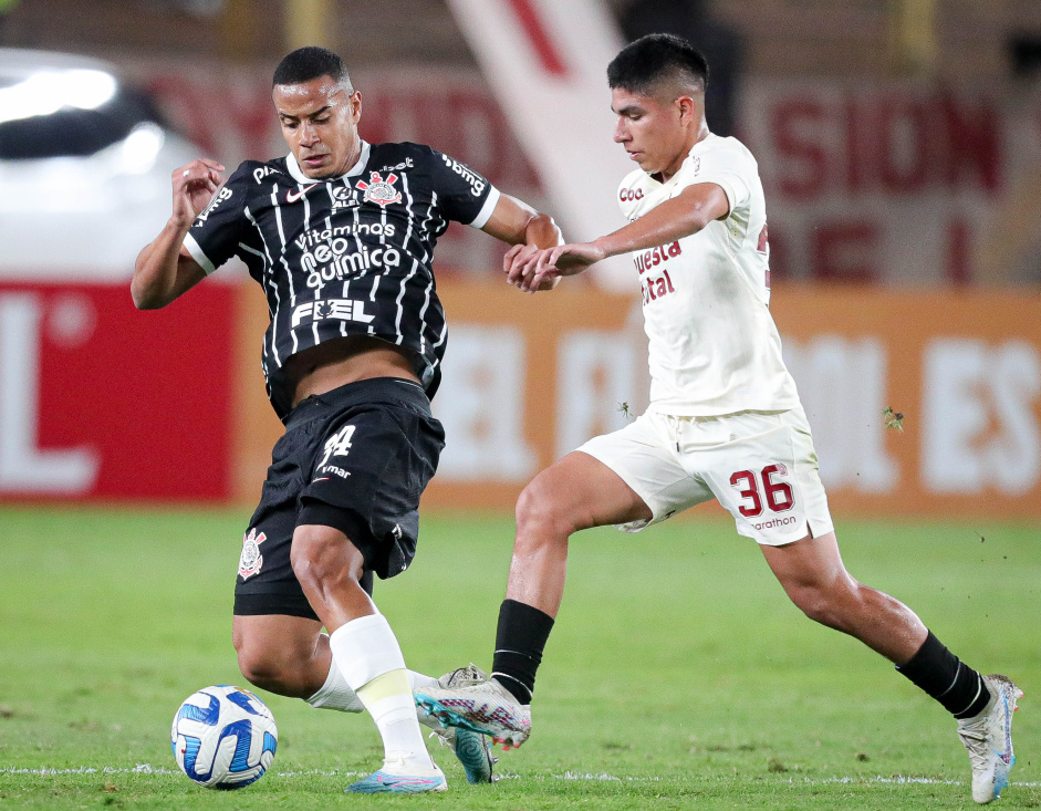 Murillo disputando a bola com um jogador do Universitario