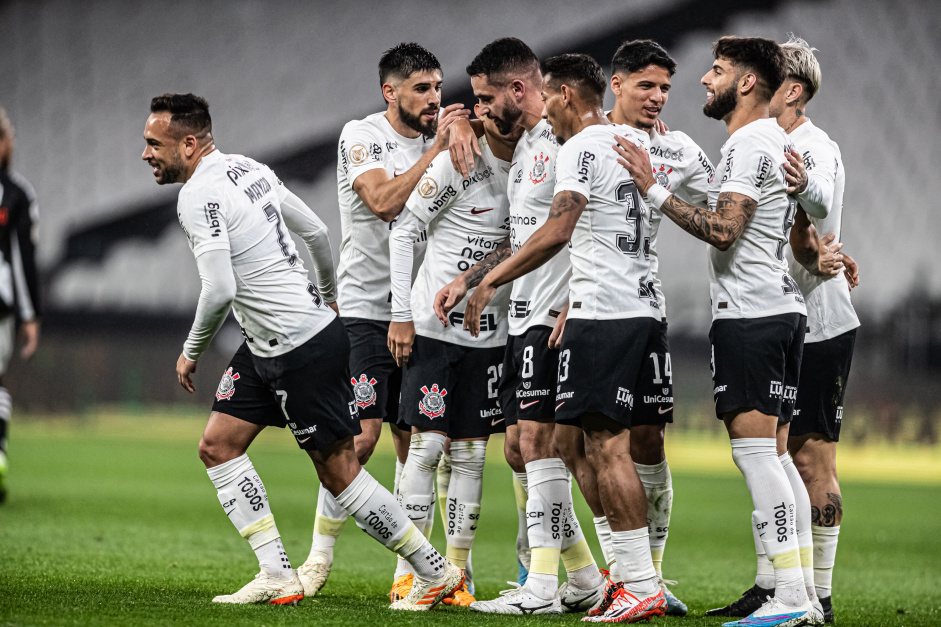 Grupo alvinegro comemora gol contra o Vasco