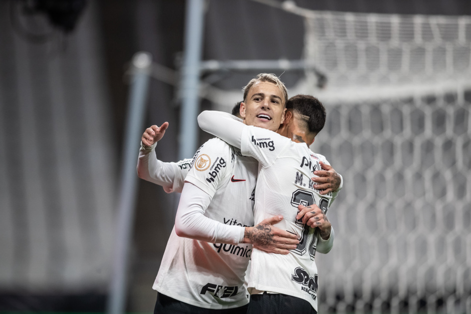 Rger comemorando o terceiro gol do Corinthians contra o Vasco