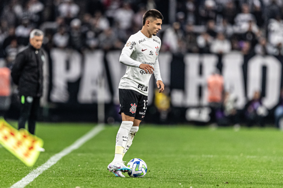 Lo Mana chegou a disputar dois jogos como titular da equipe principal do Corinthians no Brasileiro 2023