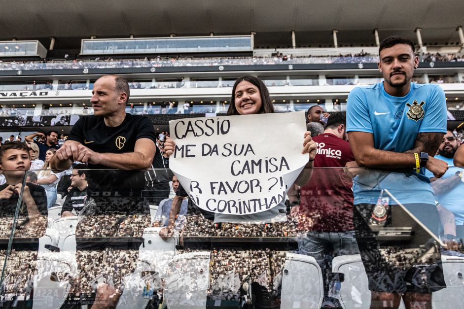 Torcedora do Corinthians com o cartaz pedindo a camisa do Cssio