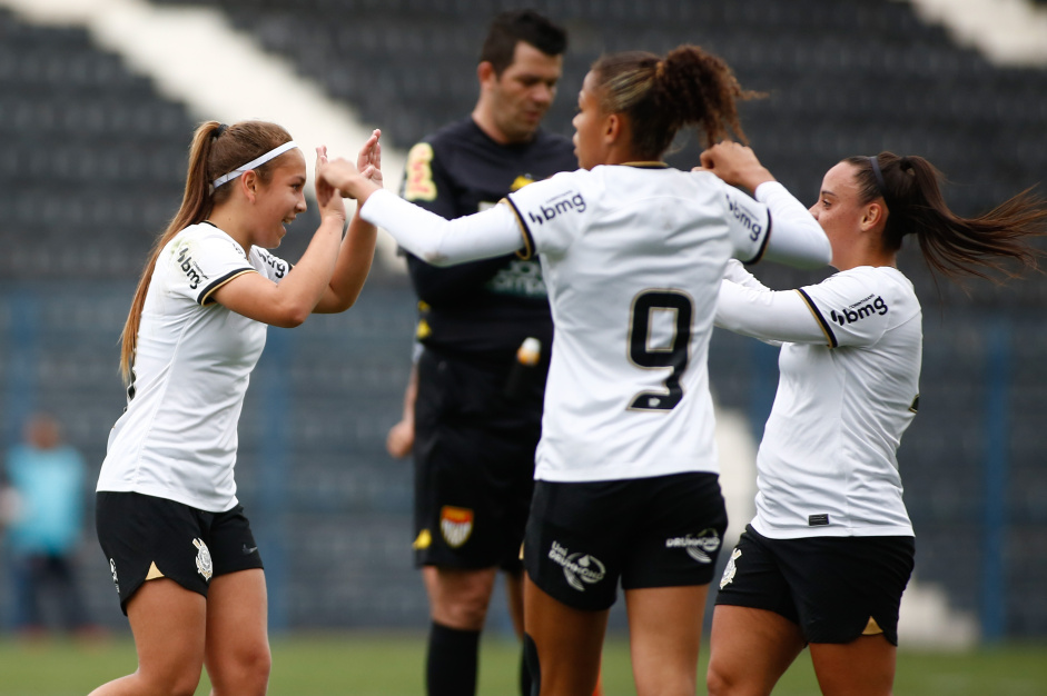 Jogadoras do Sub-17 feminino comemoram vitria contra o So Jos no Paulista Feminino Sub-17