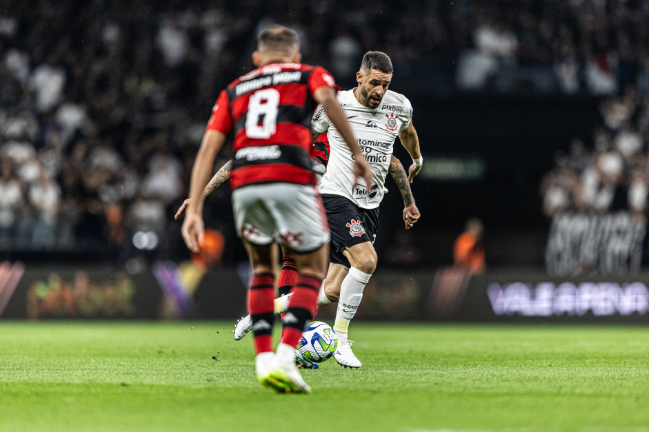 Renato Augusto diante do Flamengo