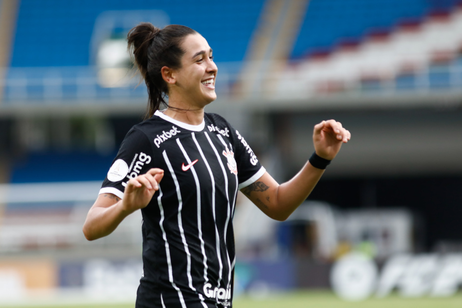 Andressa celebra gol marcado pelo Corinthians contra o Libertad-Limpeo