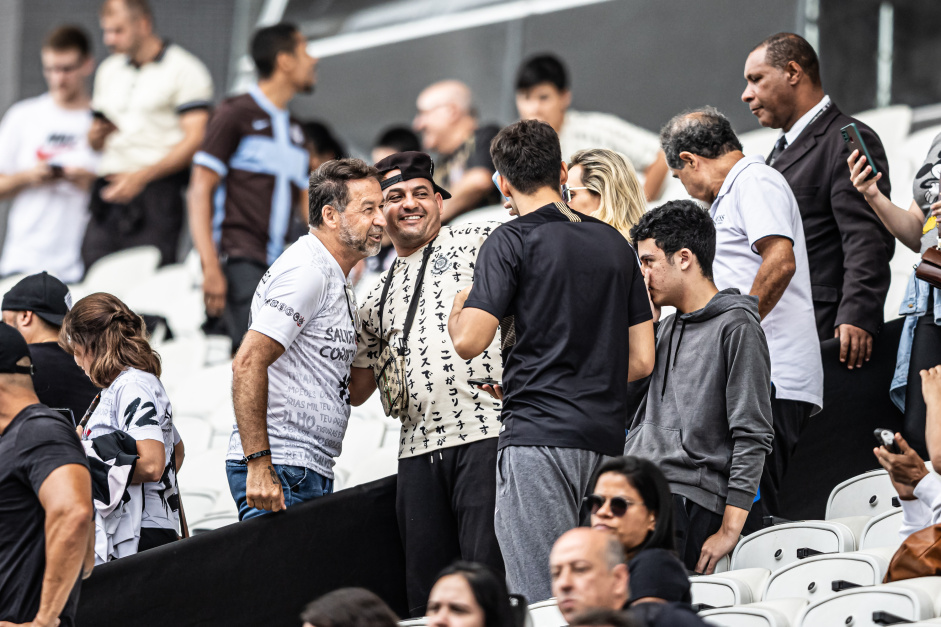 Augusto Melo tirando foto com torcedores na Arena