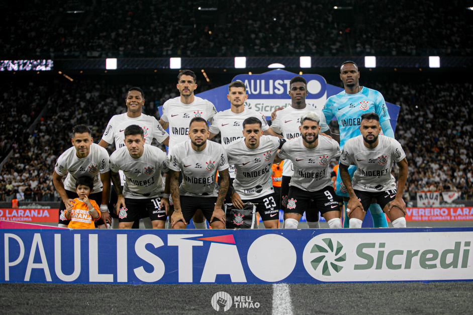 Jogadores do Corinthians antes da partida contra a Ponte Preta no Paulista