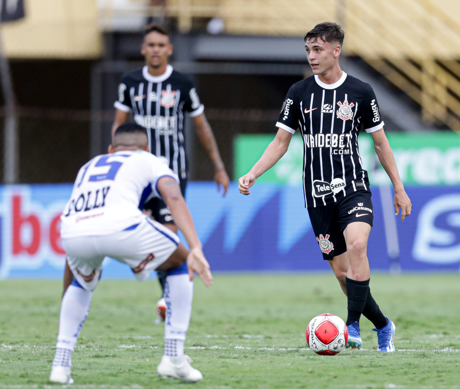 Breno Bidon, no primeiro plano, e Joo Pedro Tchoca, ao fundo, estrearam como titulares no profissional do Corinthians em 2024