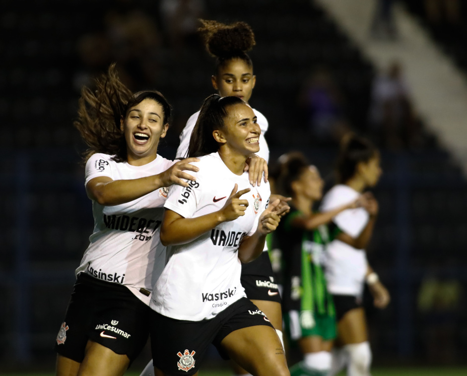 Duda Sampaio e Tarciane indo comemorar gol com a artilheira Mariza