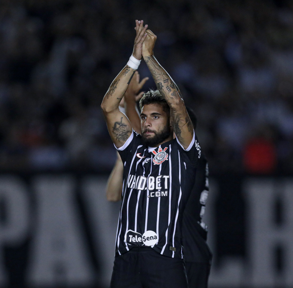 Yuri Alberto aplaudindo a torcida no amistoso entre Corinthians e Londrina
