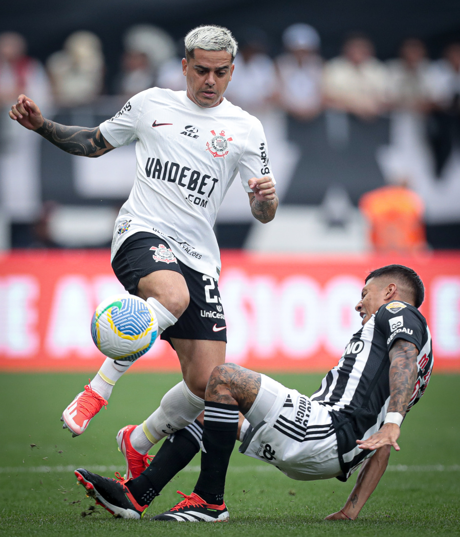 Fagner desarma adversrio em empate do Corinthians na estreia do Brasileiro