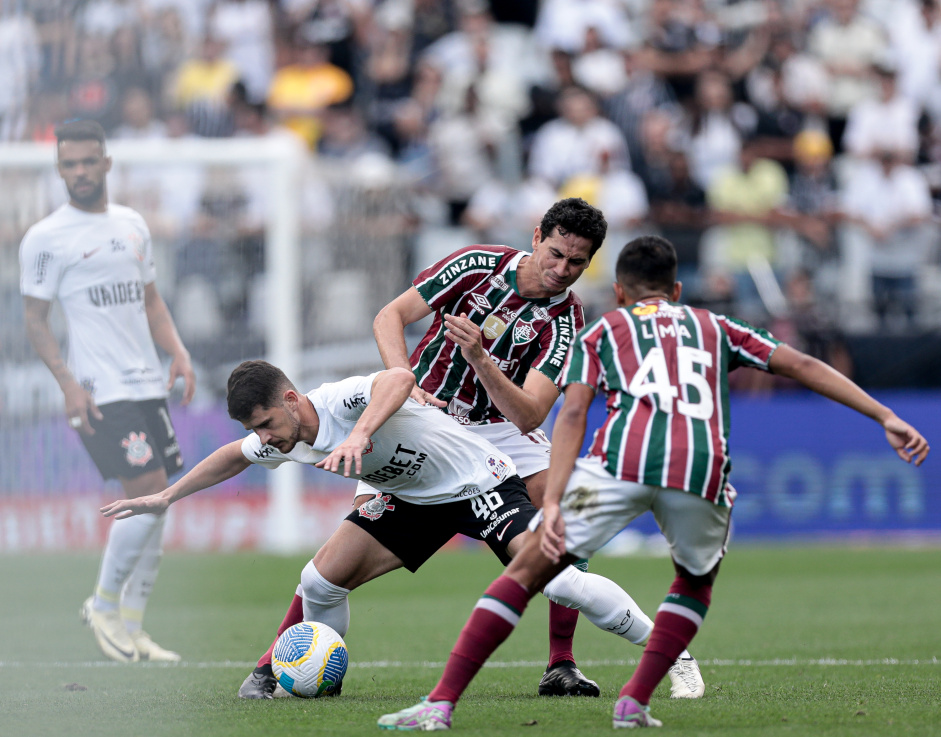 Hugo protegendo a bola de marcadores do Fluminense