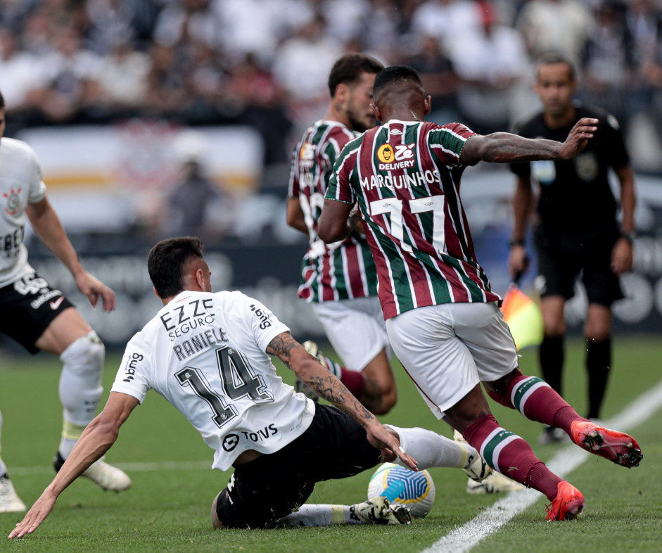Raniele dando carrinho em jogador do Fluminense para tomar a bola