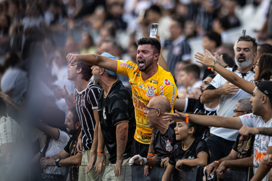 Torcedores gritando bastante durante jogo do Corinthians