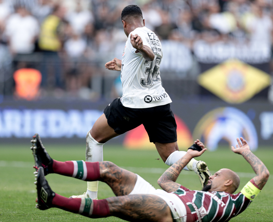 Wesley aplicando drible desconcertante sobre defensor do Fluminense