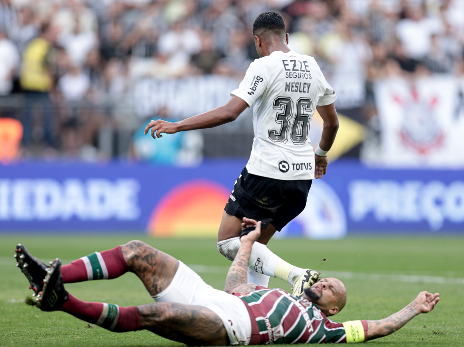 Wesley deixando marcador do Fluminense para trs com drible