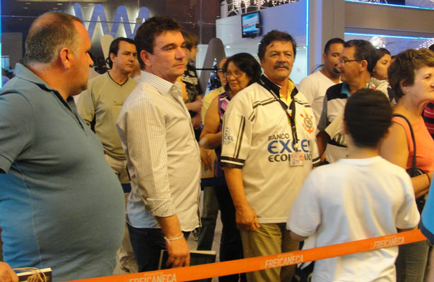 Andrés Sanchez na fila de autógrafos do craque Neto