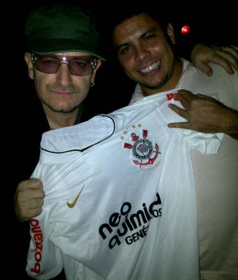 Bono Vox com a camisa do Corinthians