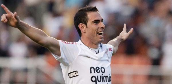 Bruno C&eacute;sar comemorando um gol do Corinthians contra o Santos