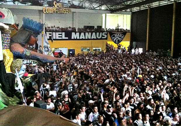 Torcida do Corinthians comemorando o título em Manaus