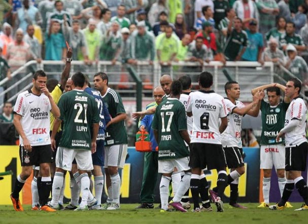 Danilo do Palmeiras sendo expulso contra o Corinthians