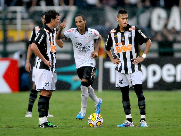 Liedson comemorando gol contra o Santos