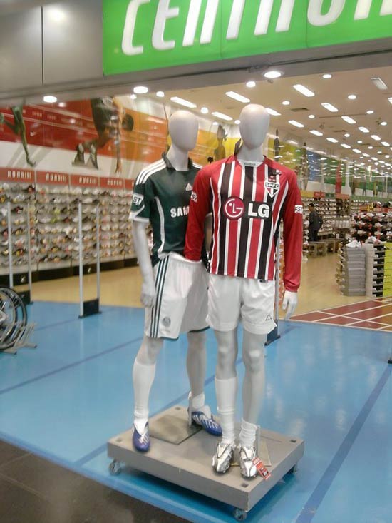Manequim do S&atilde;o Paulo atacando manequim do Palmeiras