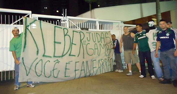 Protesto da torcida do Palmeiras contra o Kleber